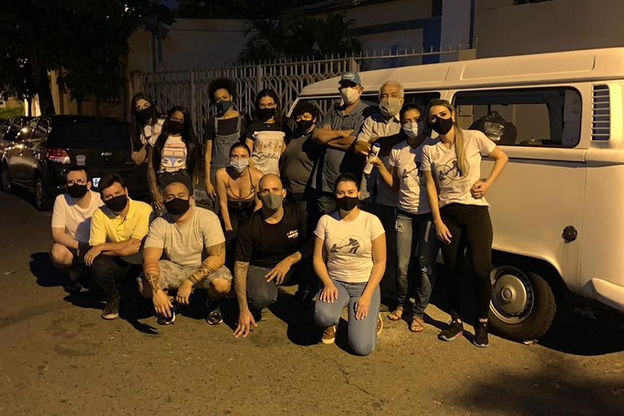 Tio Cleobaldo team at the mobile food distribution centre for homeless